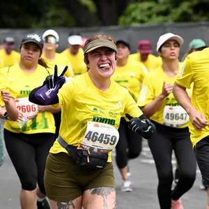 Grupo de atletas celebrando su participación en la media maratón de Bogotá 2024