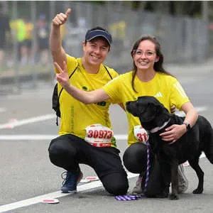 Corredores posando para una foto después de la carrera