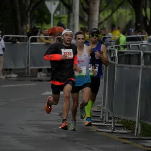 Participantes corriendo por una calle de Bogotá en la media maratón