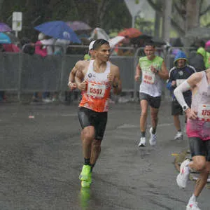 Atletas corriendo bajo la lluvia