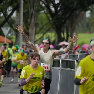 Grupo de participantes a la mitad del recorrido de 21k