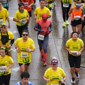 Spiderman corriendo entre la multitud con estilo