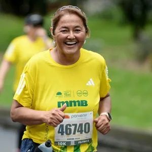 Atleta femenina sonriendo mientras corre 10 k