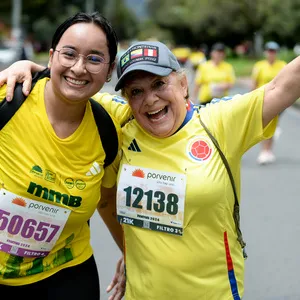 Grupo de mujeres avanzando juntas