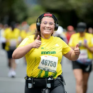 Mujer corriendo bajo el sol 10K