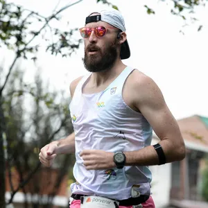 Hombre corriendo con determinación en una calle de Bogotá