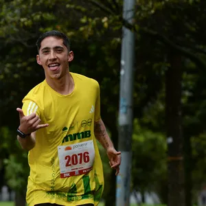 Corredor mostrando su entusiasmo mientras avanza en la carrera