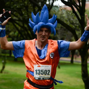 Goku corriendo con energía