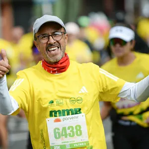 Hombre corriendo con alegría