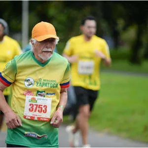 Hombre corriendo con determinación la media maratón de Bogotá