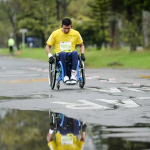 Atleta en silla de ruedas en la media maratón Bogotá