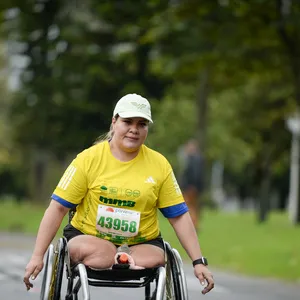 Atleta en silla de ruedas sin piernas en la mmB2024