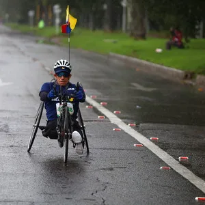 Atleta discapacitado en el recorrido de la media maratón de Bogotá 2024