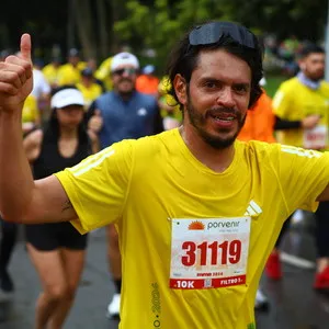 Atleta masculino disfrutando del apoyo durante la carrera