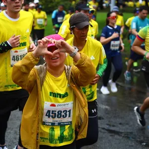 Mujer disfrutando del recorrido en la media maratón de Bogotá 2024