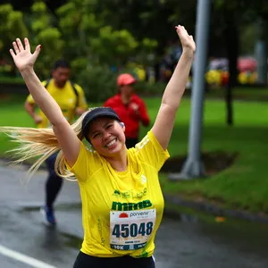 Atleta feliz con la camiseta del kit media maratón