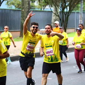 Amigos posando para una foto en la maratón