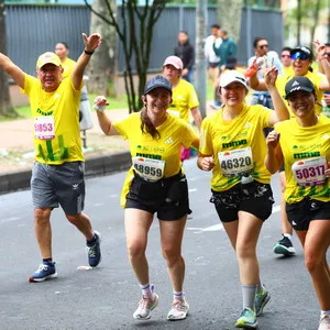 Grupo de amigas corriendo juntas en la maratón atletismo