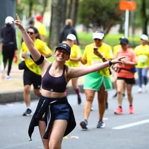 Participante corriendo carrera de ruta