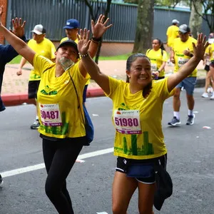 Corredores avanzando por una calle de Bogotá