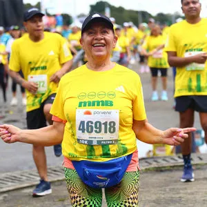 Atleta calentando antes de la carrera