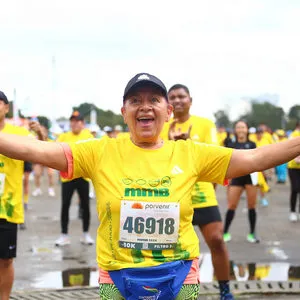 Participante con sonrisa en zona de concentración