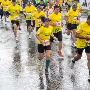 Participantes disfrutando de la lluvia