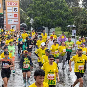 Multitud de corredores cruzando el arco de salida