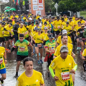 Corredores emocionados saliendo bajo la lluvia