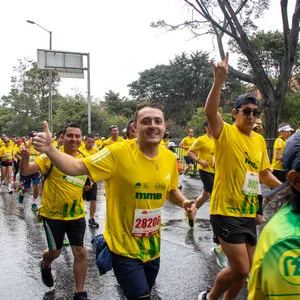 Atletas gozando de la salida de la carrera