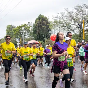 Participantes de 10 K en el recorrido