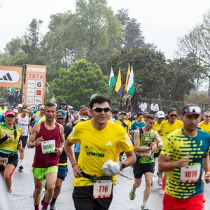 Atletas recorriendo 10 K en Bogotá