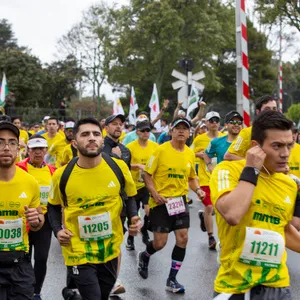 Dos jóvenes avanzando con paso firme en la salida de la carrera