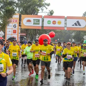 Grupo de atletas acompañados por el pace de 55 minutos en carrera