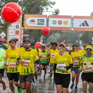 Mujer feliz con mirada al frente en la salida de carrera