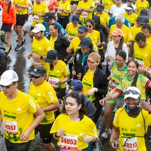 Grupo de atletas con mirada al frente mientras avanzan en recorrido