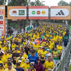 Hombre levantando las manos que resalta en la salida de la mmB