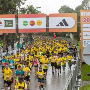 Atletas participando en la carrera Bogotá