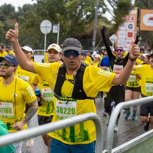 Hombre mostrando alegría con unas gafas azules en recorrido 10 K