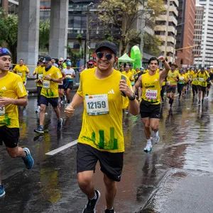 Hombre con gafas negras sonriendo a cámara