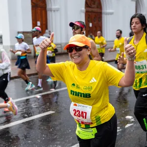 Mujer con paso firme corriendo