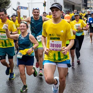 Joven corriendo por la calle de Bogotá