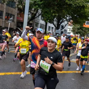 Mujer corriendo con cara de concentración