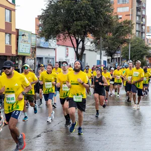 Atletas próximos a llegar a la meta, con cara de alegría