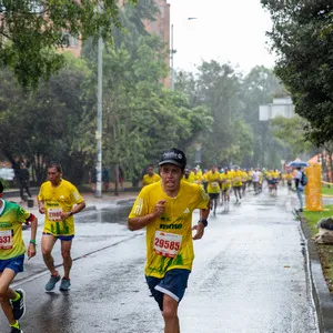 Hombre corriendo con gran emoción