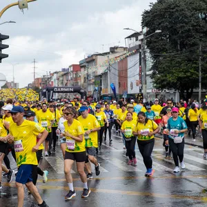 mmB llena las calles de Bogotá con camisa amarilla