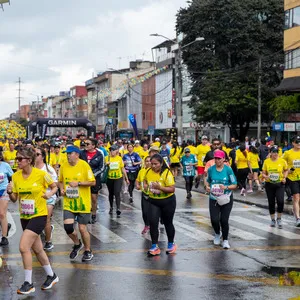 Grupos de atletas pasando por las calles de Bogotá