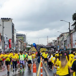 Atletas en carrera de atletismo Bogotá