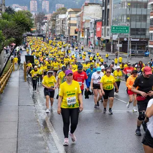 Hombre emocionado con ambas manos arriba corre por las calles de Bogotá