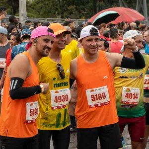 Pareja llena de alegría y emoción tomados de las manos